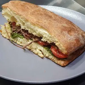 ساندویچ روست بیف با نان فوکاچا
